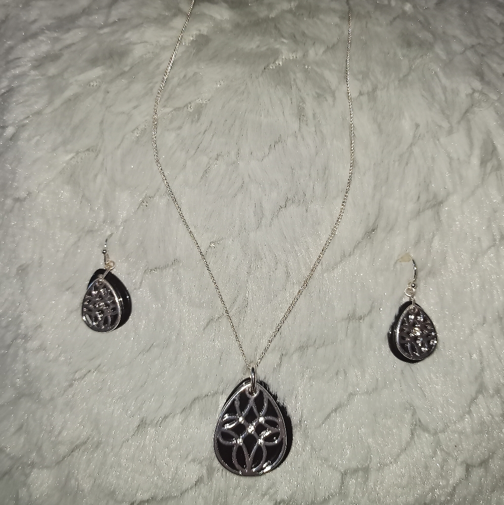 Avon Black/Silver Pendant Necklace Set